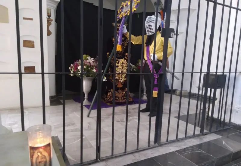 Devotos cumplen mandas con la tradicional guardia del centurión.