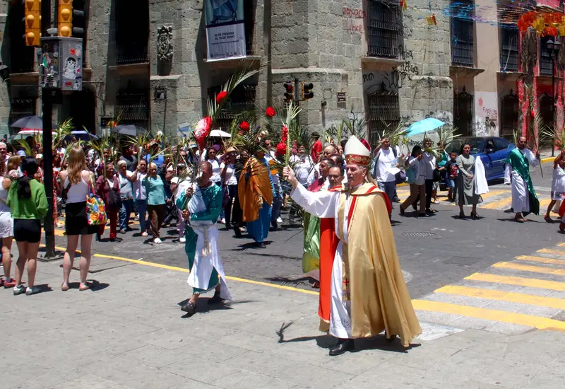 Este día, se acostumbra llevar palmas a la Iglesia para que las bendigan.