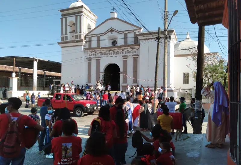 En Domingo de Ramos, fieles acuden a los templos con palmas como símbolo de fe.