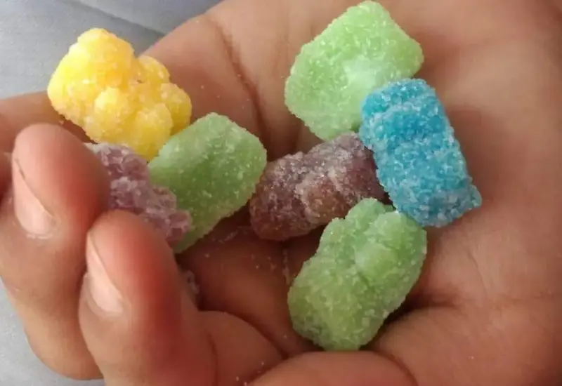Grupos dedicados al narcomenudeo utilizan dulces y postres, engañando a niños.