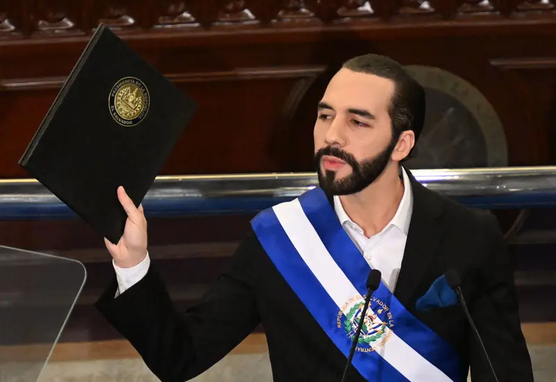 Bukele endurece la ley: cárcel de por vida para menores vinculados a crímenes graves.