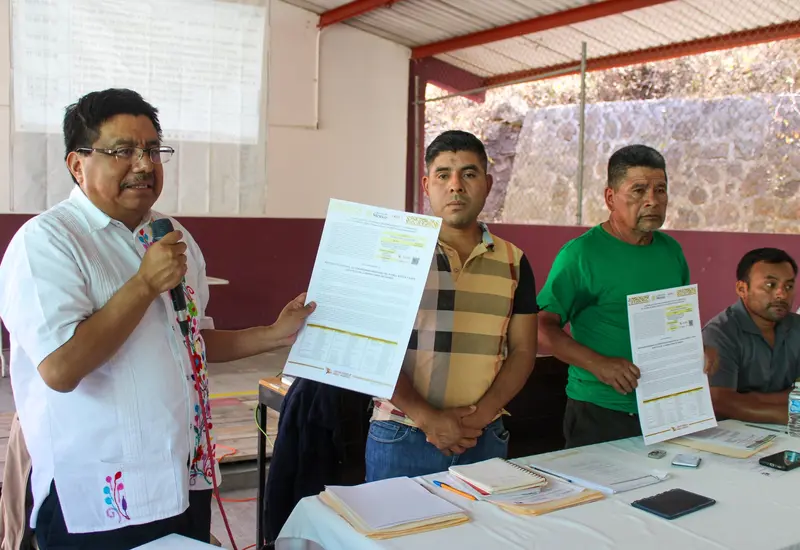 La Asociación Regional de Autoridades Xhidza y Xhon recibió su constancia de reconocimiento.