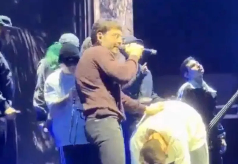 El cantante realizó una postura inusual durante una presentación.