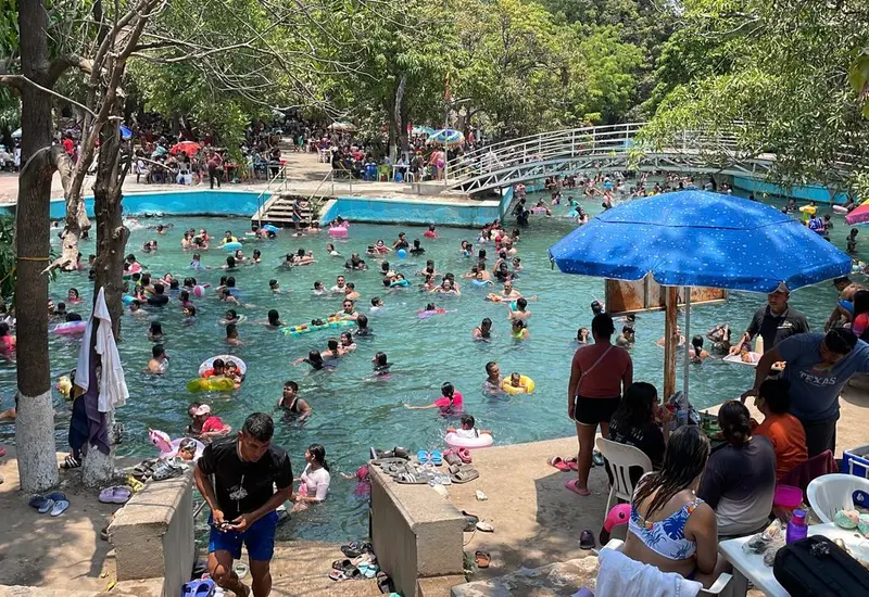 Turistas buscan otras opciones tras restricciones en popular Ojo de Agua.