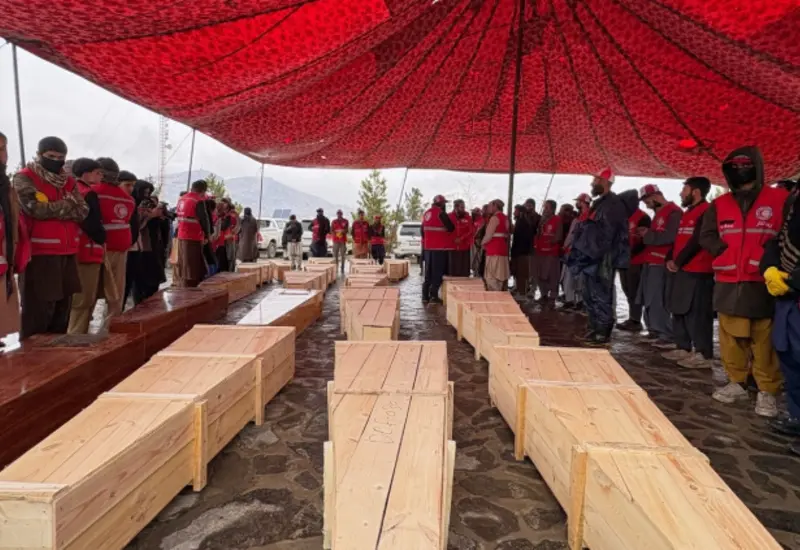 Funeral de víctimas del bombardeo pakistaní contra un centro de rehabilitación en Kabul.