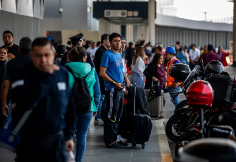La plataforma facilita el embarque, migración y servicios aeroportuarios.