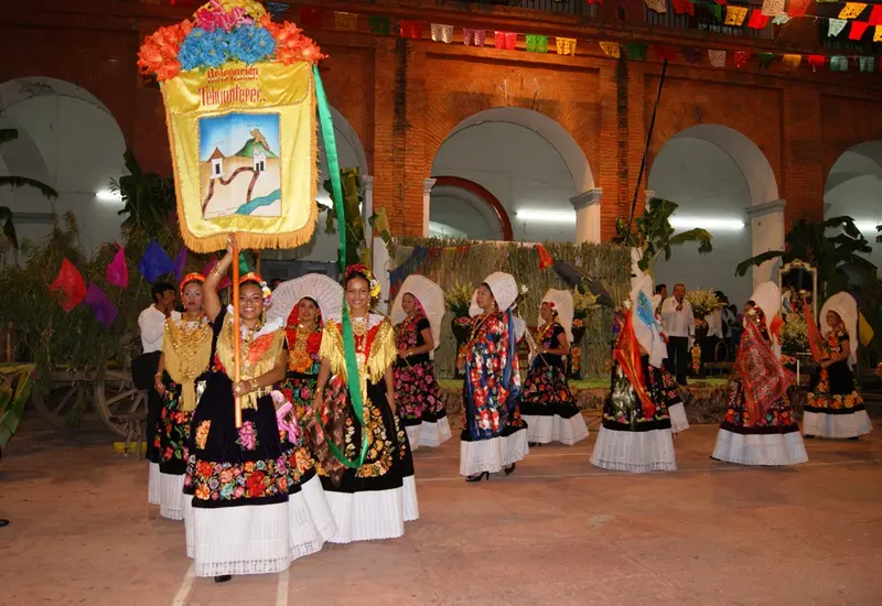 La festividad destaca por la elegancia del traje de tehuana.