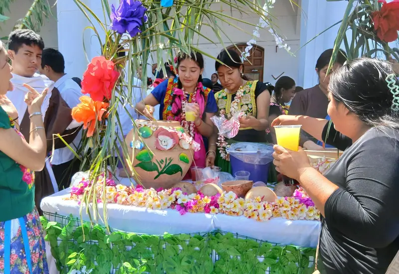 Habitantes regalaron aguas, nieves y dulces para recordar el pasaje bíblico.