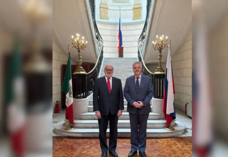 Nikolay Sofinskiy, embajador de Rusia y Eugenio Martínez Enríquez, embajador de Cuba.