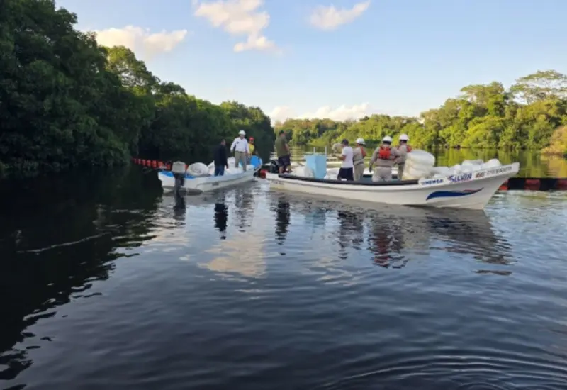 Se Instalaron barreras para evitar su dispersión hacia laguna Mecoacán.