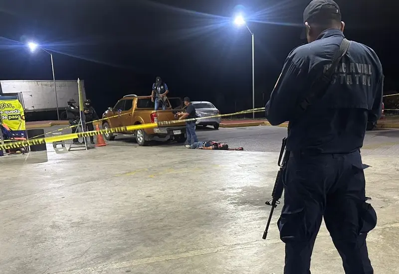  El mototaxista quedó sin vida en el patio de la gasolinera.