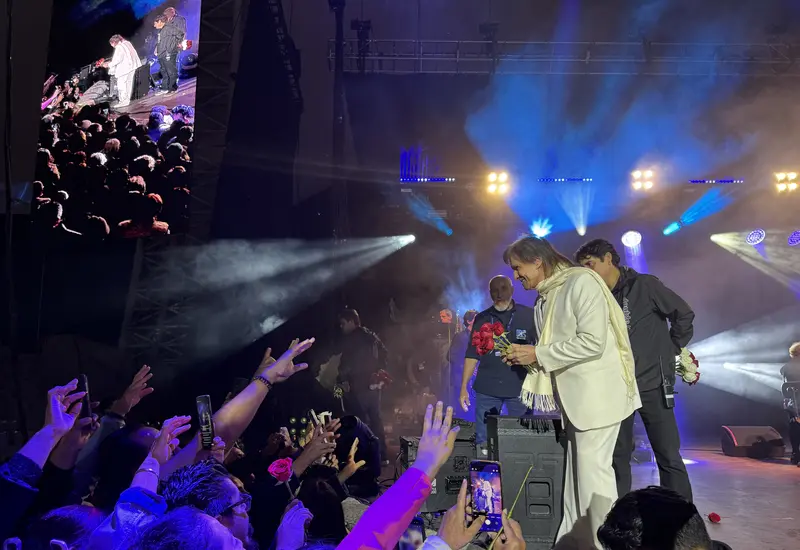 El sello escénico de Roberto Carlos es regalar flores al final de la canción Jesucristo y Oaxaca lo supo.