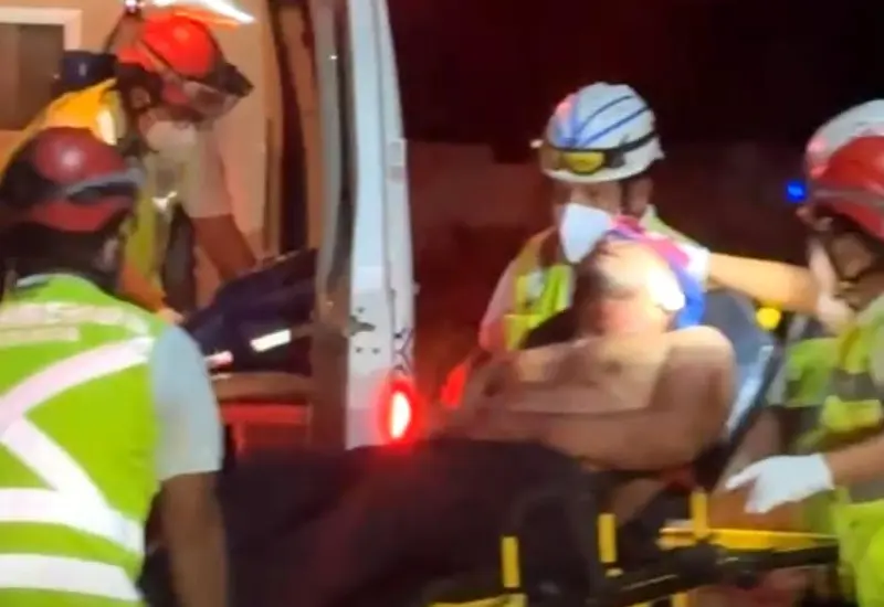 Personal de Bomberos auxilió al lesionado.