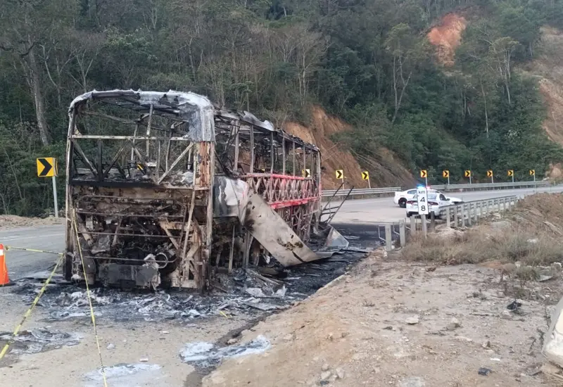 El autobús quedó convertido en chatarra.