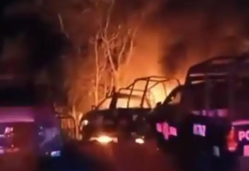  El vehículo oficial quedó convertido en chatarra.