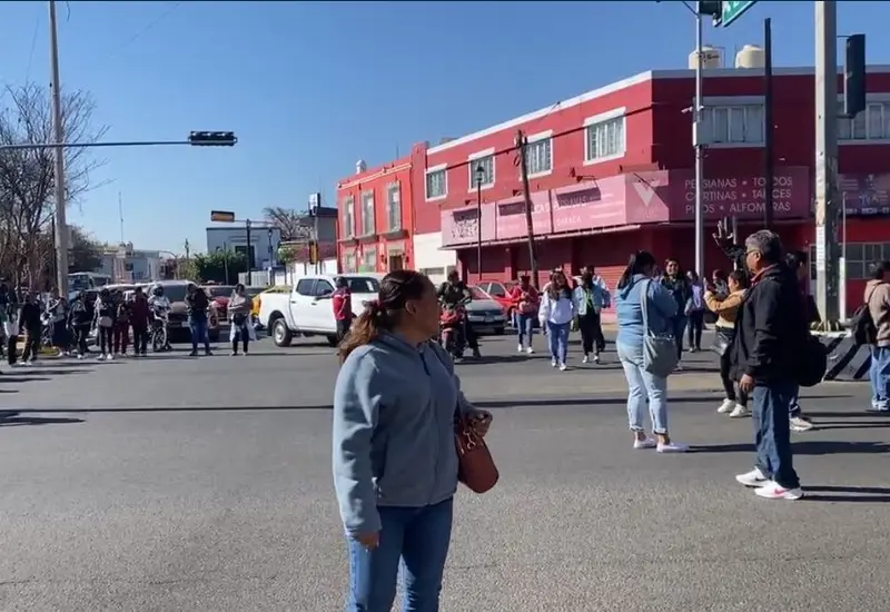 Protestan padres de familia.