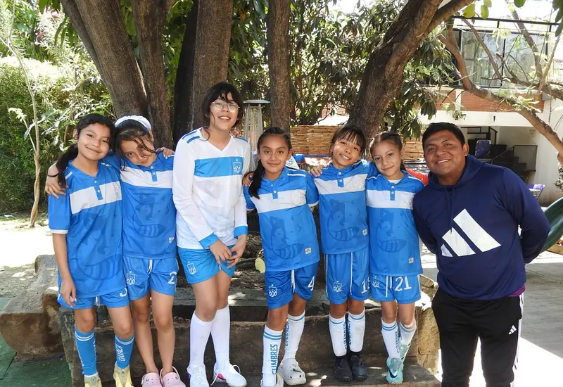 El equipo de fútbol infantil "Cumbres Oaxaca" celebró su pase a la final regional de la "Copa Bimbo".