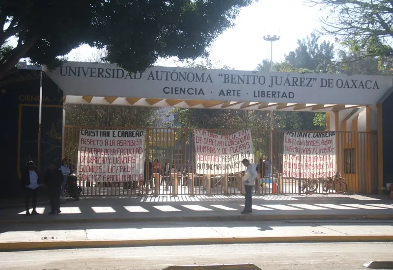 Toman instalaciones de CU.