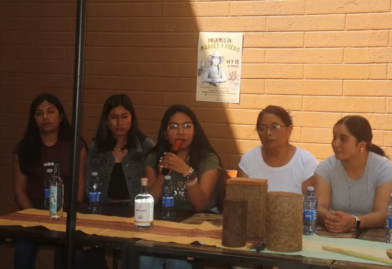 Historias de resistencia y tradición: maestras mezcaleras toman el protagonismo.