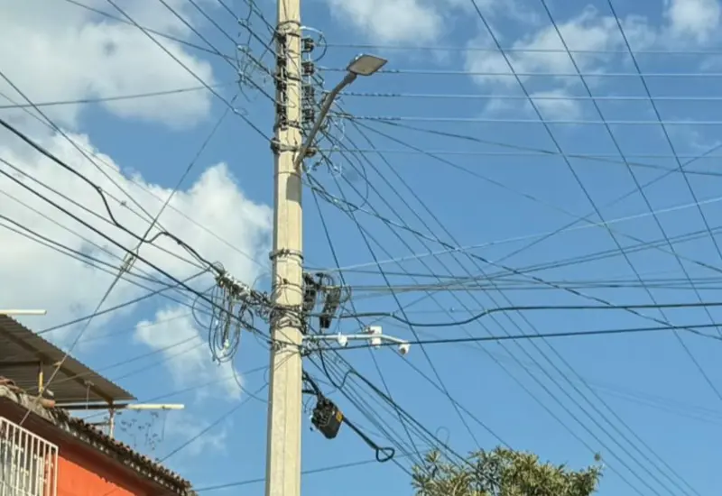 Las cámaras están instaladas de forma irregular en los postes de luz.
