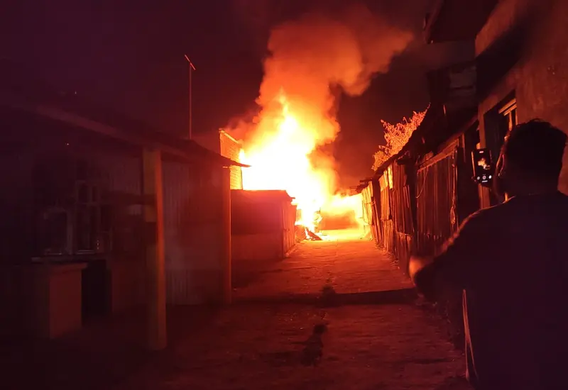 Voraz incendio deja pérdidas en mercado de la colonia Guardado.
