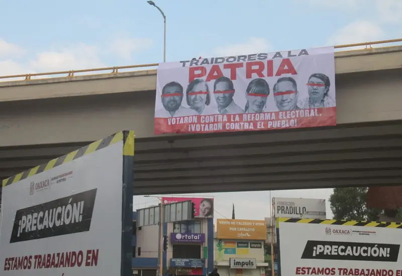 La lona apareció en el crucero de Cinco Señores.