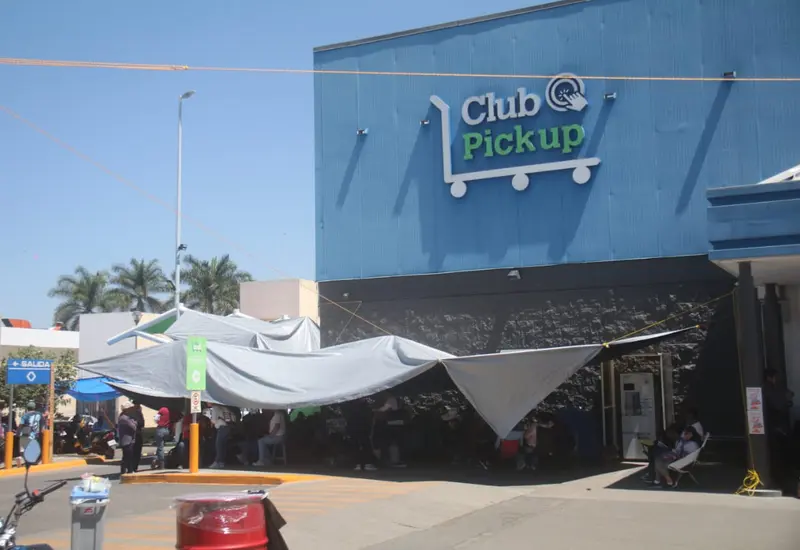 Continúa la toma de comercios en Oaxaca.