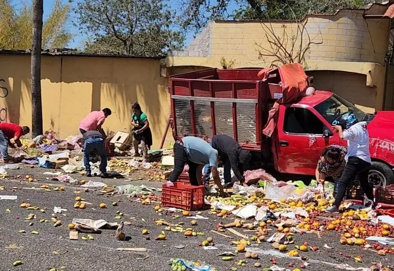 Regresaban del mercado… y terminan en volcadura en Oaxaca.