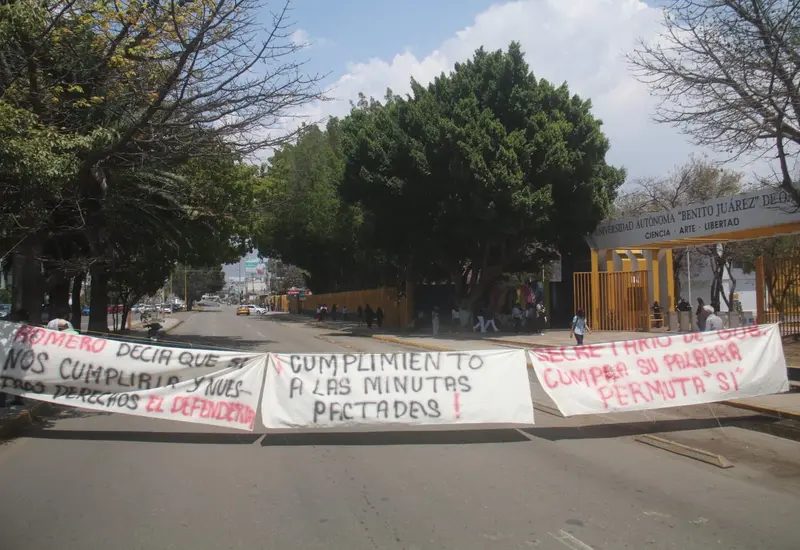 Conflicto sin resolver mantiene cerrada Avenida Universidad en Oaxaca.