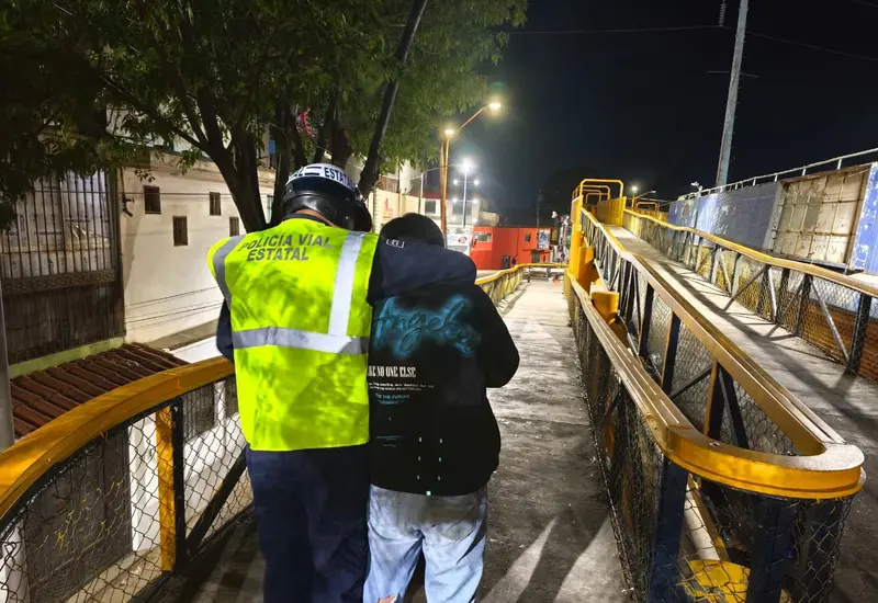 Joven intenta suicidarse en puente peatonal de Oaxaca y es rescatado a tiempo.