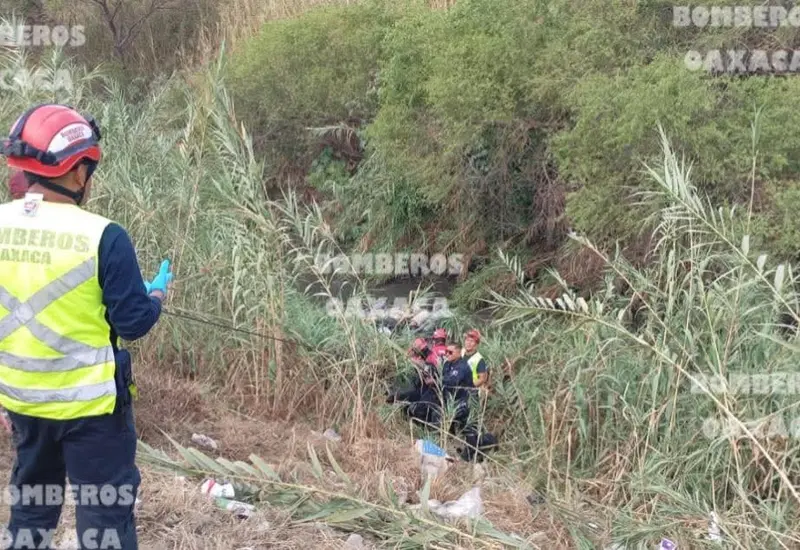 Rescatan a magistrada y joven de 18 años tras accidente en San Antonio de la Cal.