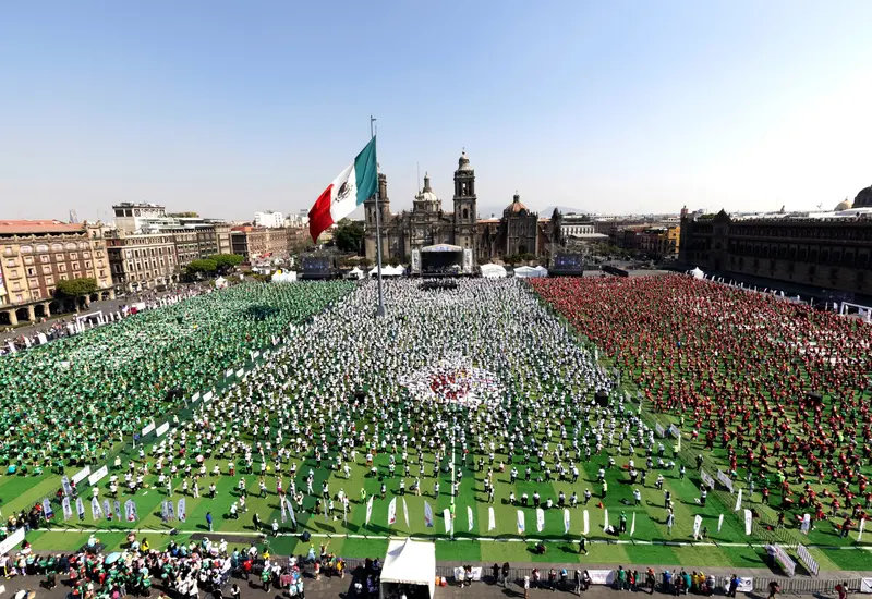 En el Zócalo de la Ciudad de México se llevó a cabo la clase de futbol más grande del mundo