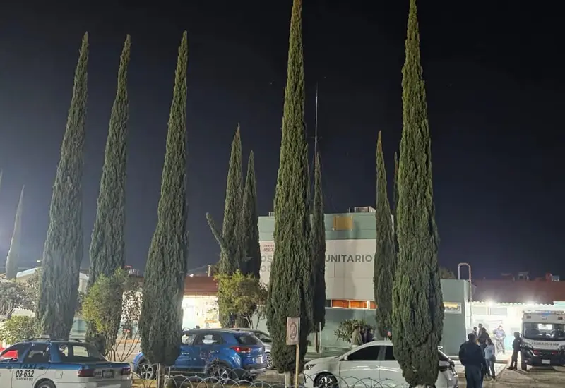 El exsíndico de Nochixtlán es trasladado en una camilla hacia un hospital de la capital, tras sufrir un ataque a balazos.