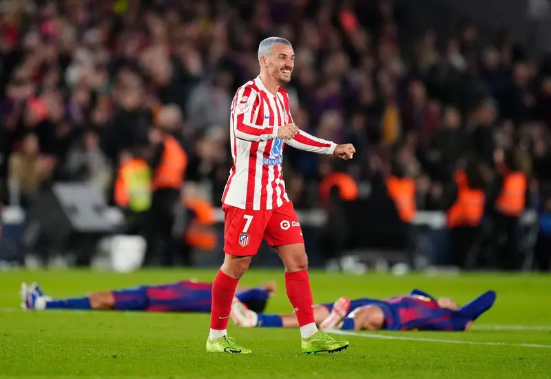 El equipo del Atlético de Madrid celebra con euforia su victoria en el campo después de dejar fuera de la competición al Barcelona.