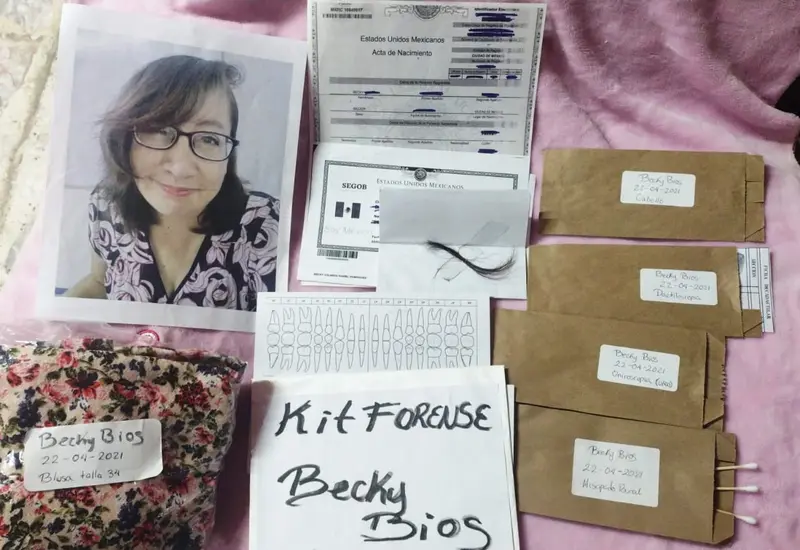 La activista Becky Bios durante su denuncia pública por el presunto plagio y fraude relacionado con el uso del kit forense.