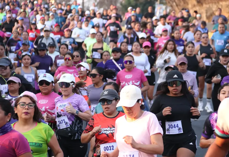 Miles de atletas mujeres participan con gran energía en la carrera atlética femenil, mostrando una impresionante convocatoria en el evento deportivo.