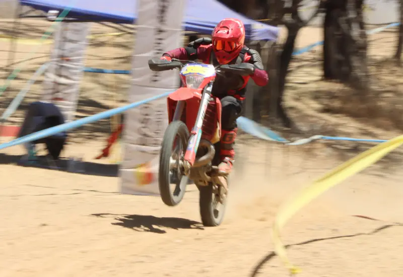 Un competidor de la carrera Enduro en Zaachila realiza un cierre espectacular, mostrando la adrenalina y emoción del evento deportivo.