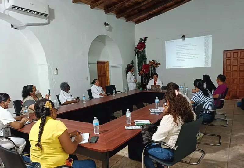 Personal de salud refuerza la jornada de vacunación para frenar un brote de sarampión en San Pedro Tapanatepec, Oaxaca.