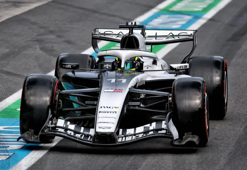 El piloto mexicano Sergio 'Checo' Pérez se prepara para el Gran Premio de Japón, donde largará desde el fondo de la parrilla de salida.