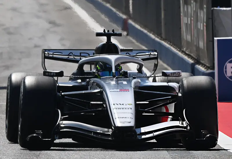 El piloto mexicano Sergio 'Checo' Pérez se prepara para el Gran Premio de Australia, donde enfrentará el reto de partir desde la posición 18.