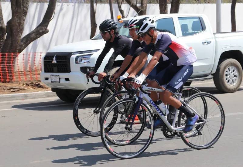 Un grupo de tres ciclistas acompaña el cortejo fúnebre del fallecido Héctor Gómez durante su trayecto hacia Ocotlán el pasado lunes.