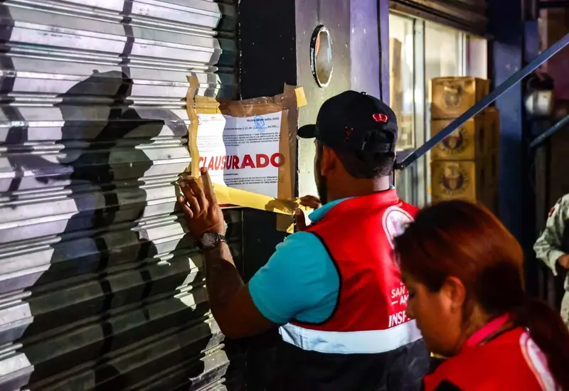 Un inmueble comercial con sellos de clausura colocados en la entrada por las autoridades durante un operativo nocturno en bares.