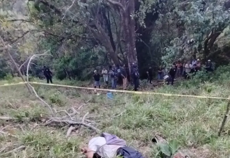 El cuerpo sin vida de un campesino asesinado yace sobre la tierra en un sembradío en la región de la Costa, donde fue localizado.