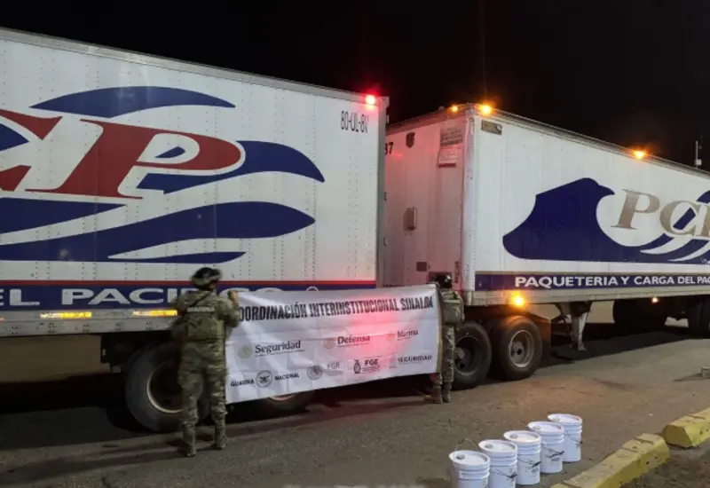 La Secretaría de Marina aseguró 100 litros de tolueno, un precursor químico para drogas sintéticas, en el recinto portuario de Topolobampo, Sinaloa.