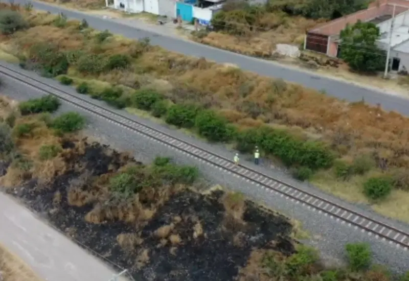 Franja de terreno despejada que forma parte del derecho de vía liberado para la futura construcción de la vía del tren Saltillo-Nuevo Laredo.