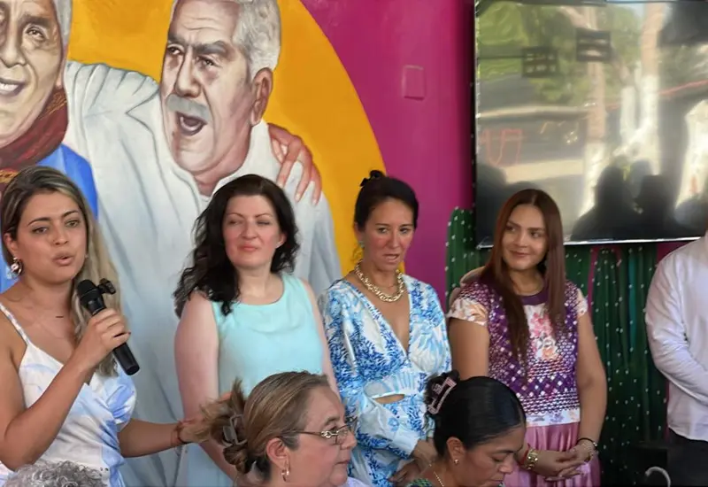 Un grupo de diplomáticas francesas durante su visita a la comunidad de El Espinal para fortalecer los lazos culturales con el Istmo.