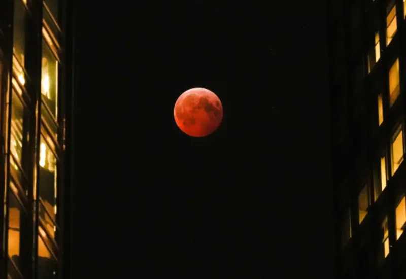 La luna adquiere un intenso color rojo durante el eclipse lunar total, un fenómeno conocido como luna de sangre que no se repetirá hasta 2028.