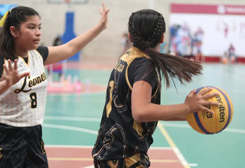 Jugadores de baloncesto compiten con intensidad durante las finales del torneo Basket 3x3 Open, buscando ganar su boleto para el nacional en Oaxtepec.