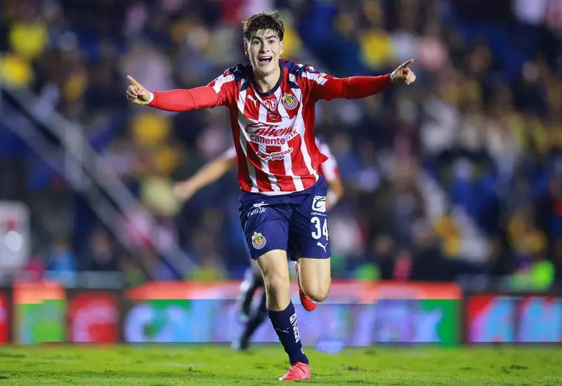 El futbolista mexicano conocido como 'Hormiga' González, quien se encuentra en la mira del club FC Barcelona según recientes reportes deportivos.