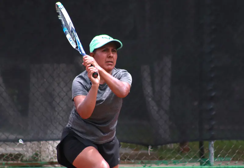 La tenista Inés Carmona en acción durante un partido del Torneo de Afiliación, donde se perfila como favorita en la categoría B femenil.